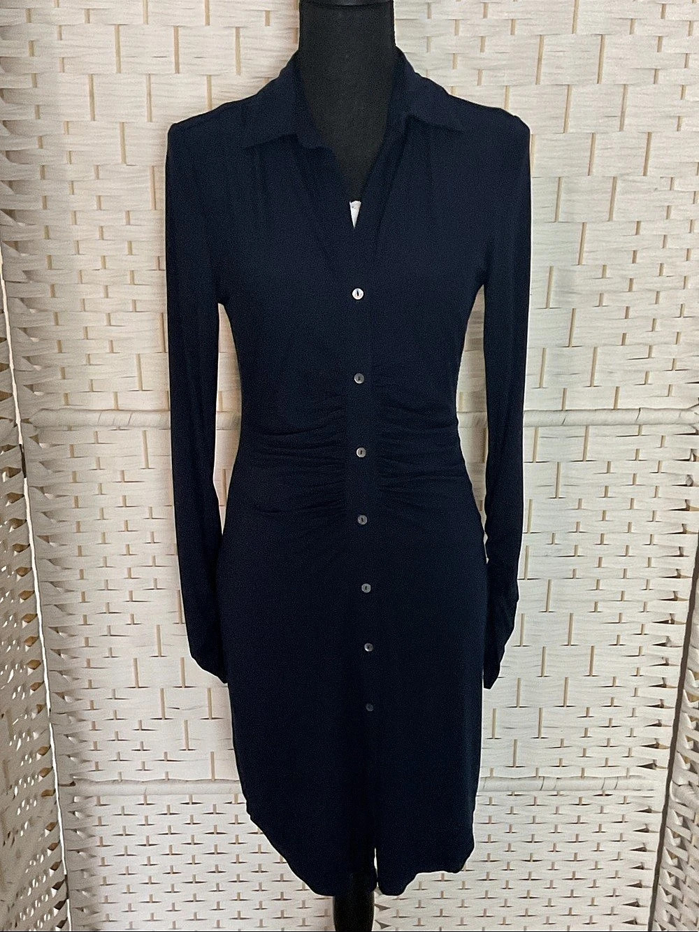 Elie Tahari Ruched Front Button (9) Midi Dress in Navy Blue
Small